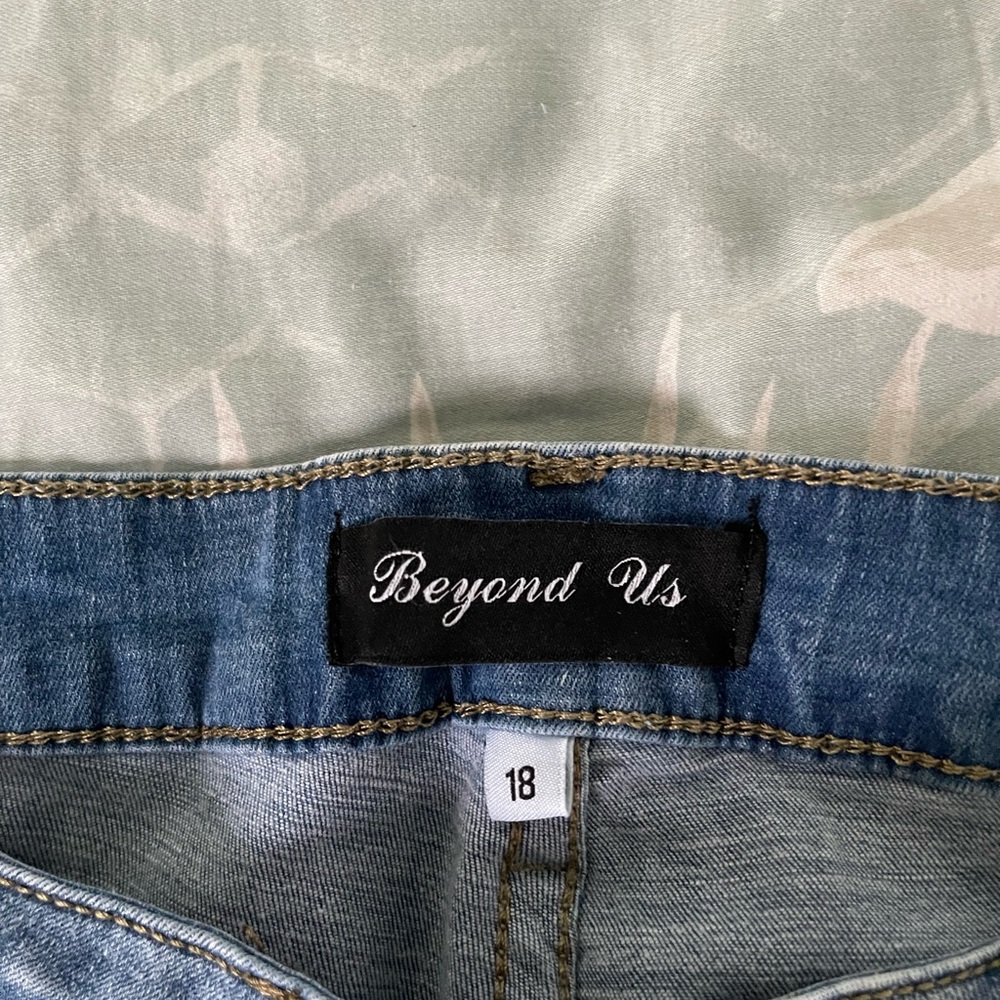 NWT BEYOND US CURVED Junior 18 jeans with Butterfly rhinestone embellishment NEW - Picture 4 of 7
